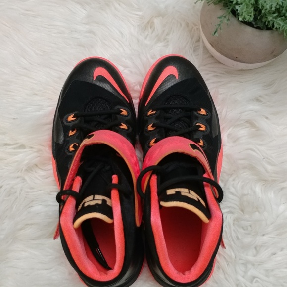 Nike Youth Lebron James Sneakers - Picture 6 of 8